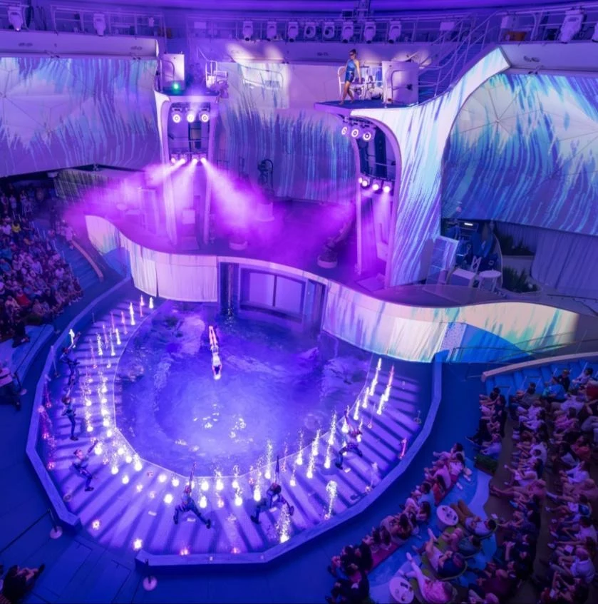 AquaTheater 水上劇場的紫色燈光與表演舞台