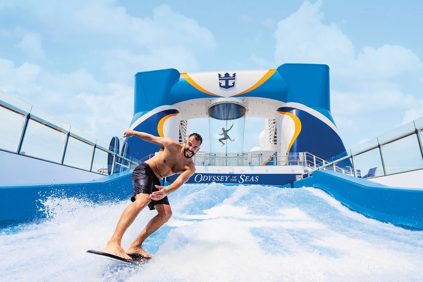 奧德賽號旅客在 FlowRider 模擬浪上衝浪