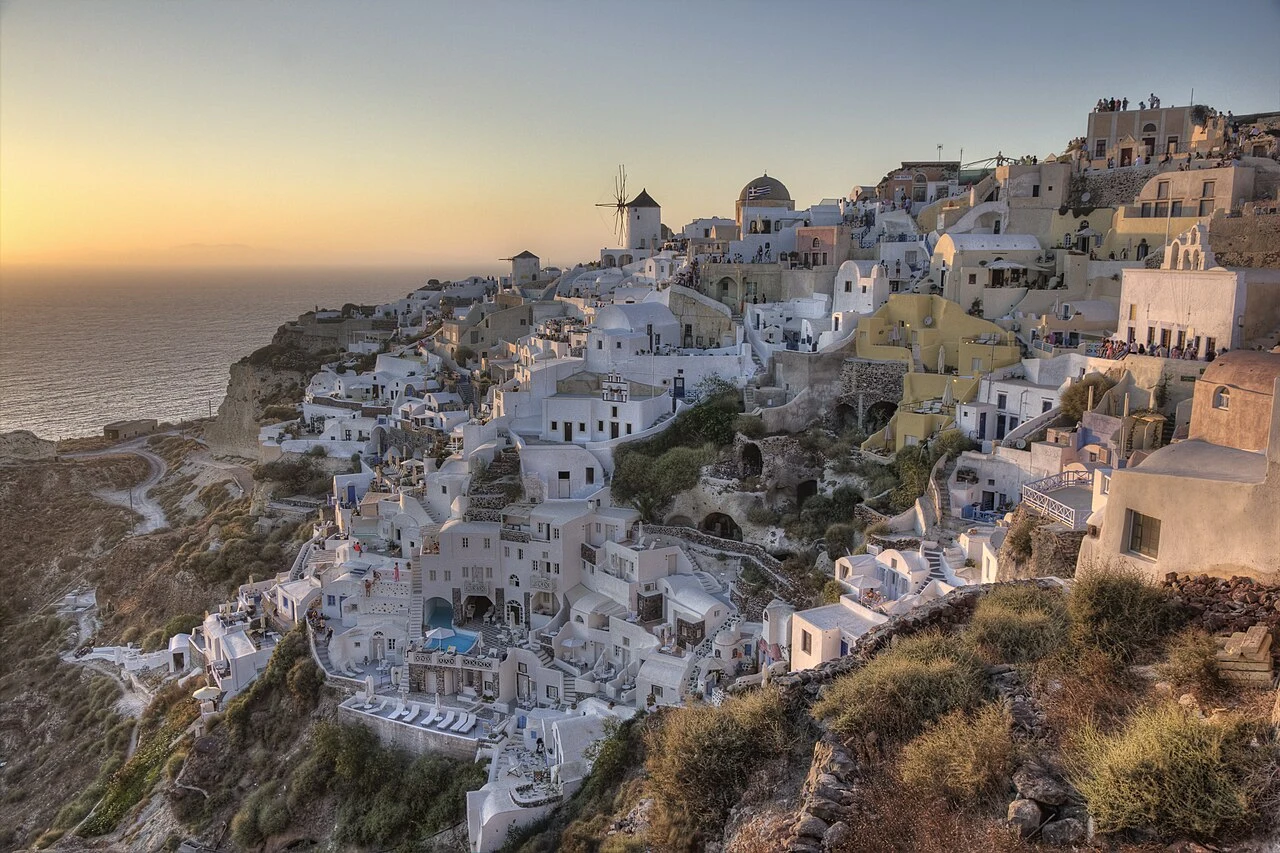 伊亞依山而建的白色屋舍與夕陽海景