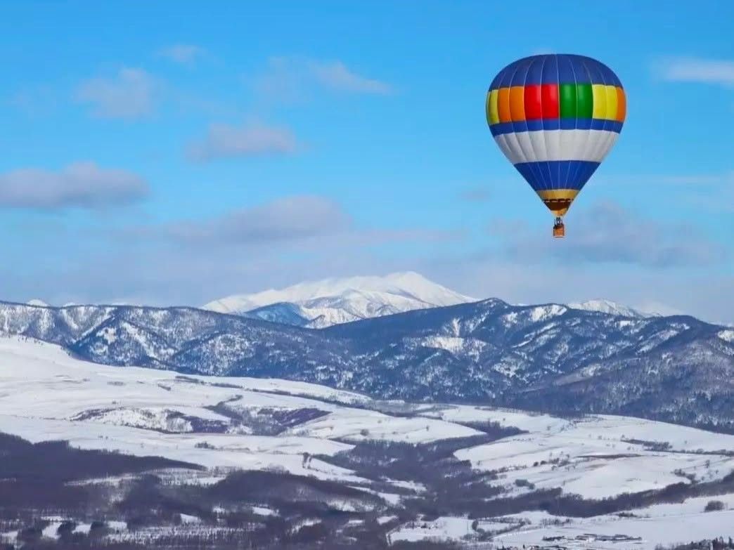 【季節限定】北海道玩雪熱氣球雙溫泉8日．函館山百萬夜景．搭來回纜車．三大螃蟹和牛吃到飽．星宇航空
